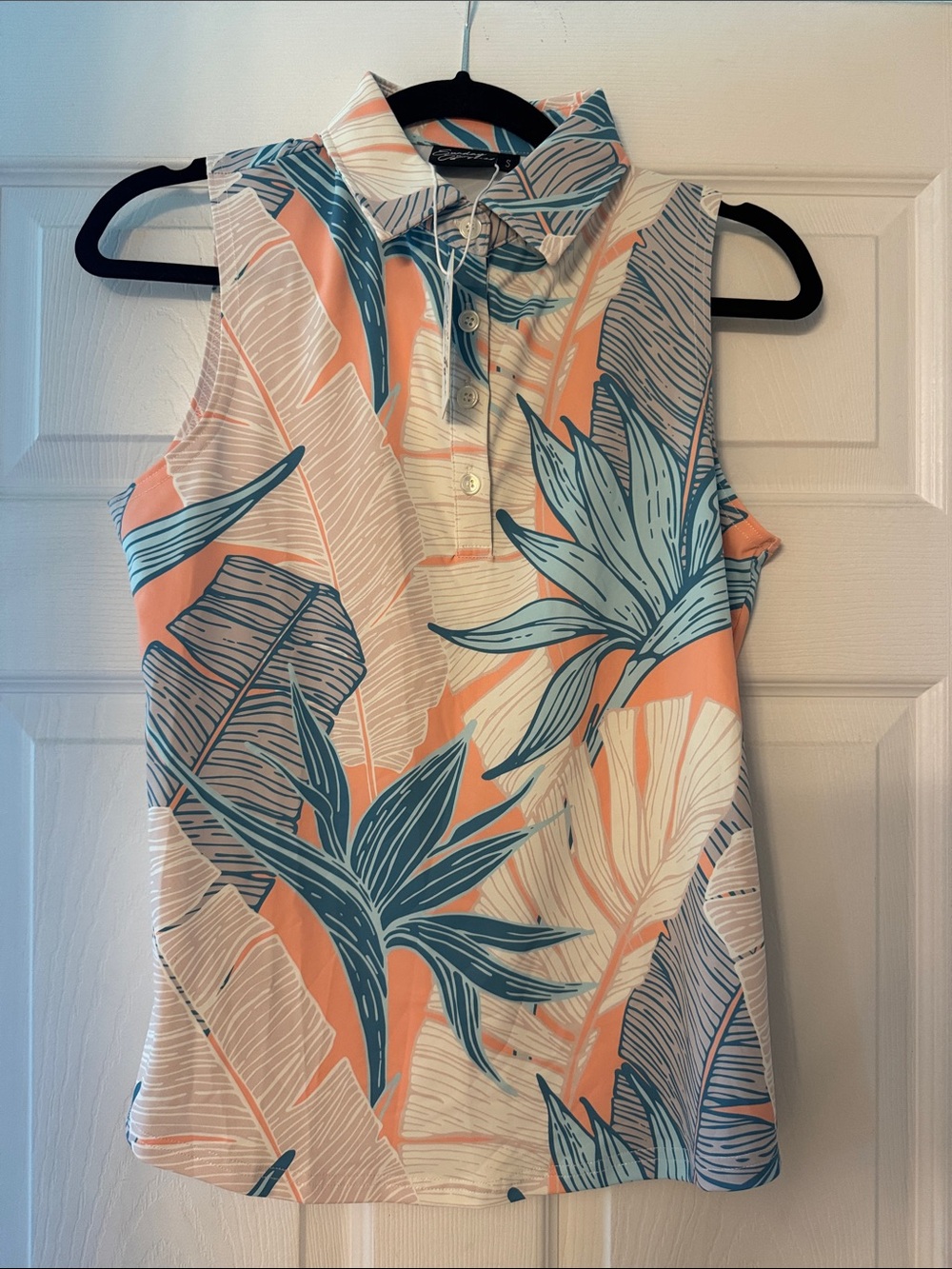 Sunday Swagger Sleeveless Tropical Collared Golf Shirt in Peach and light blue.